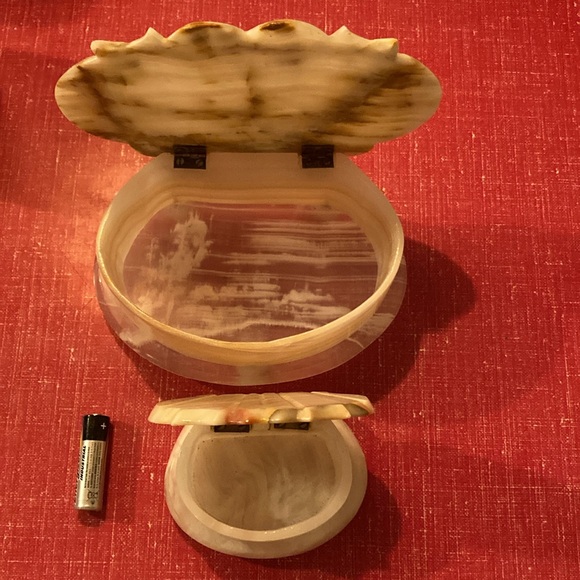 Pair of matching seashell jewelry boxes. - Picture 2 of 3